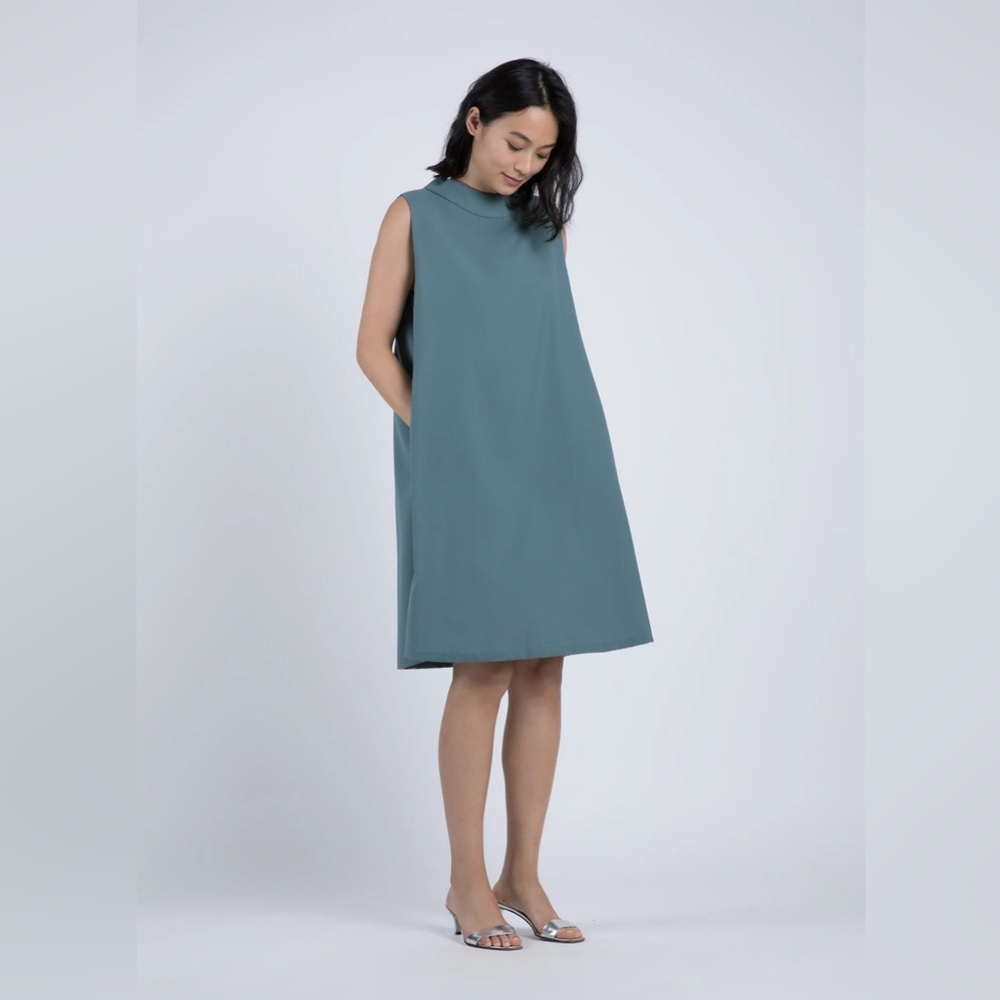 KAAREM Vase Back Open Pleat Dress